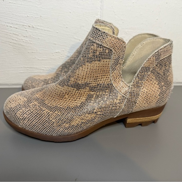 Women's Sorel Snake Print Ankle Boots NWOT - Picture 3 of 7